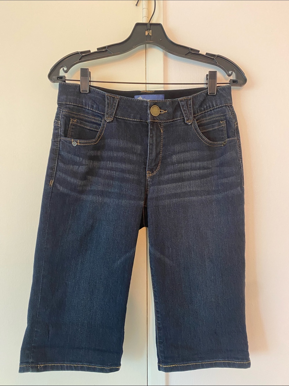 NWOT - Democracy blue cropped denim jeans size 4